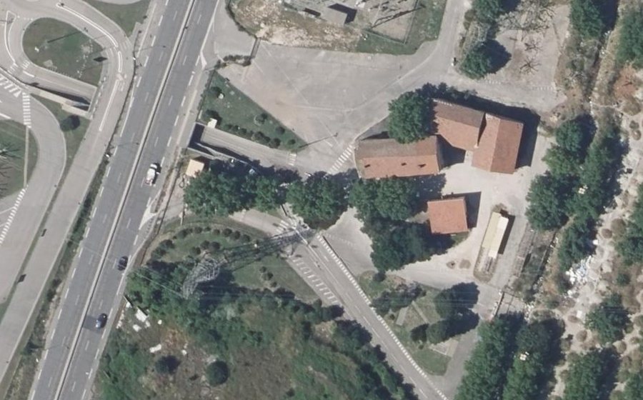 Vue aérienne du Rond-point anonyme n°135178261