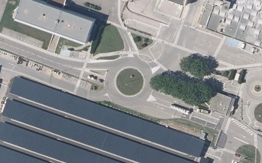Vue aérienne du Rond-point anonyme n°135178263