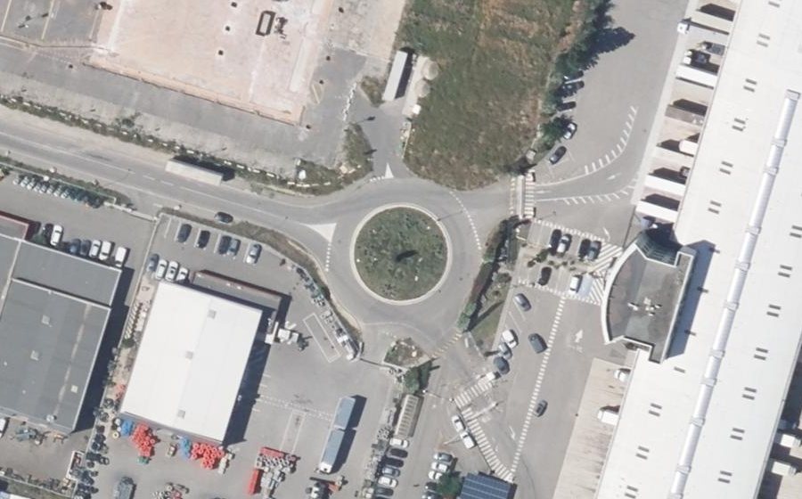 Vue aérienne du Rond-point anonyme n°135178264