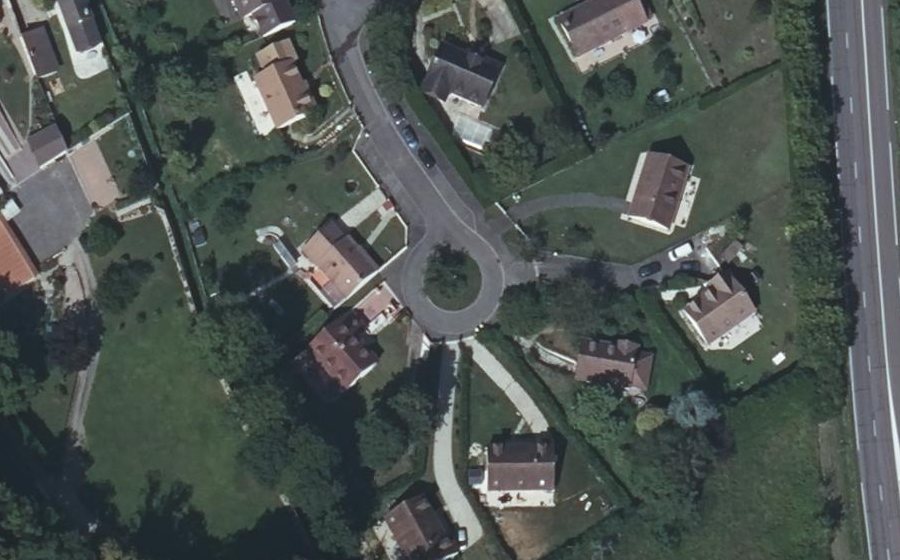 Vue aérienne du Rond-point anonyme n°135179621