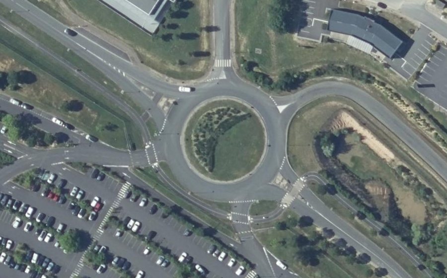 Vue aérienne du Rond-point anonyme n°135180561