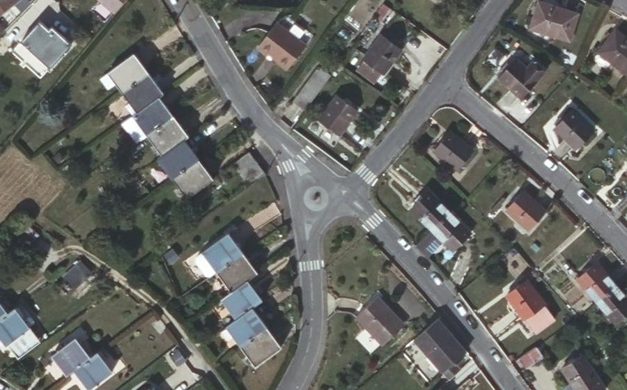 Vue aérienne du Rond-point anonyme n°135180959