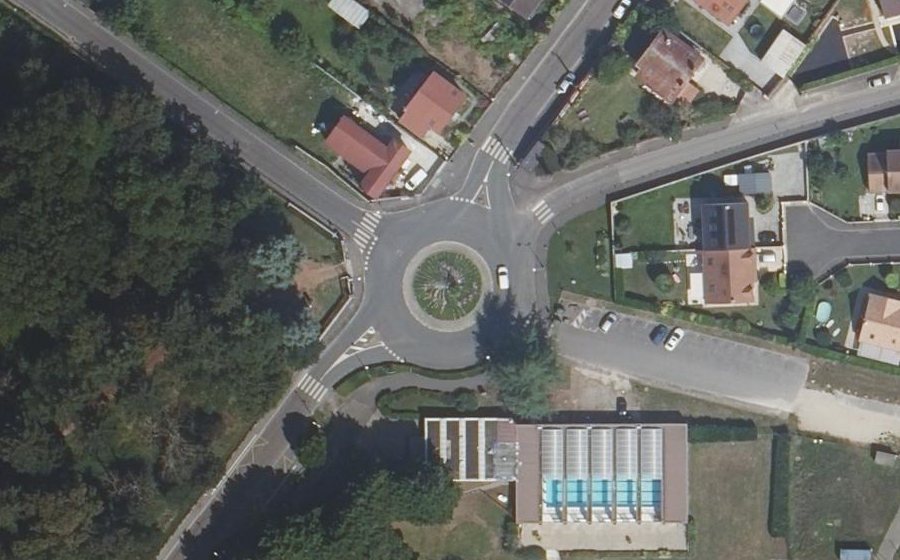 Vue aérienne du Rond-point anonyme n°135211477