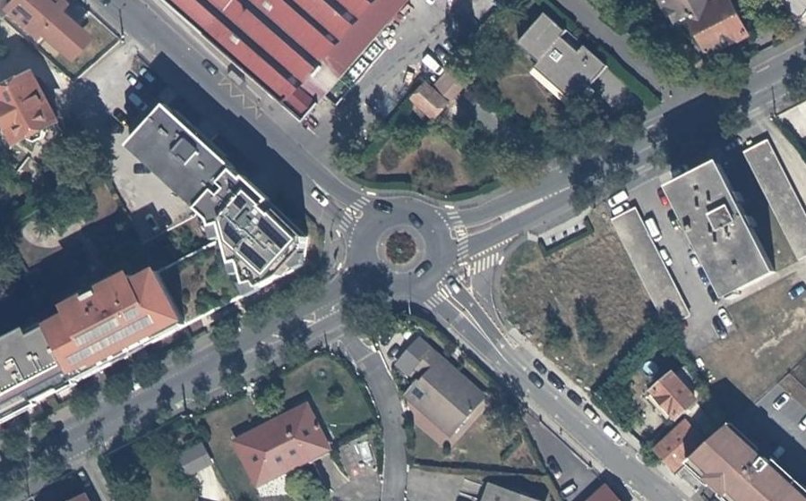 Vue aérienne du Rond-point anonyme n°135224221