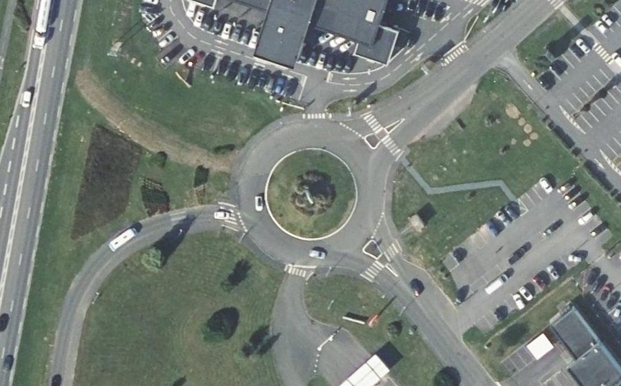 Vue aérienne du Rond-point anonyme n°135267154