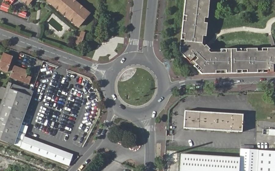 Vue aérienne du Rond-point anonyme n°135310159