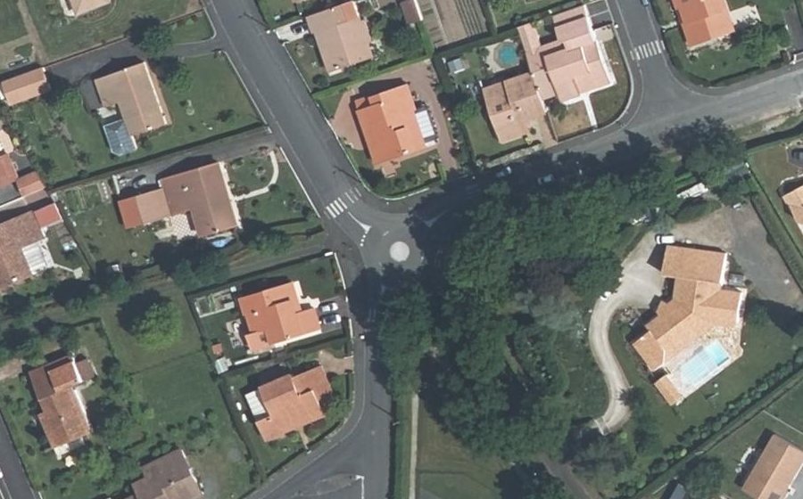 Vue aérienne du Rond-point anonyme n°1353112714