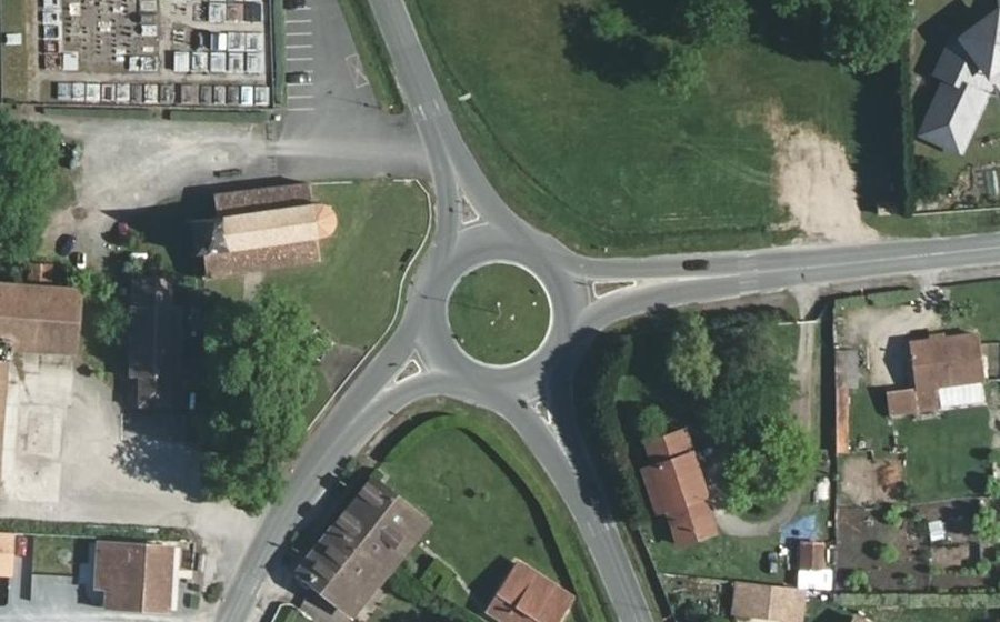 Vue aérienne du Rond-point anonyme n°135319916