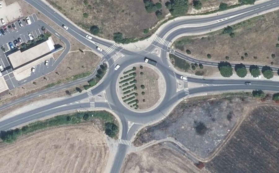 Vue aérienne du Rond-point anonyme n°135328350