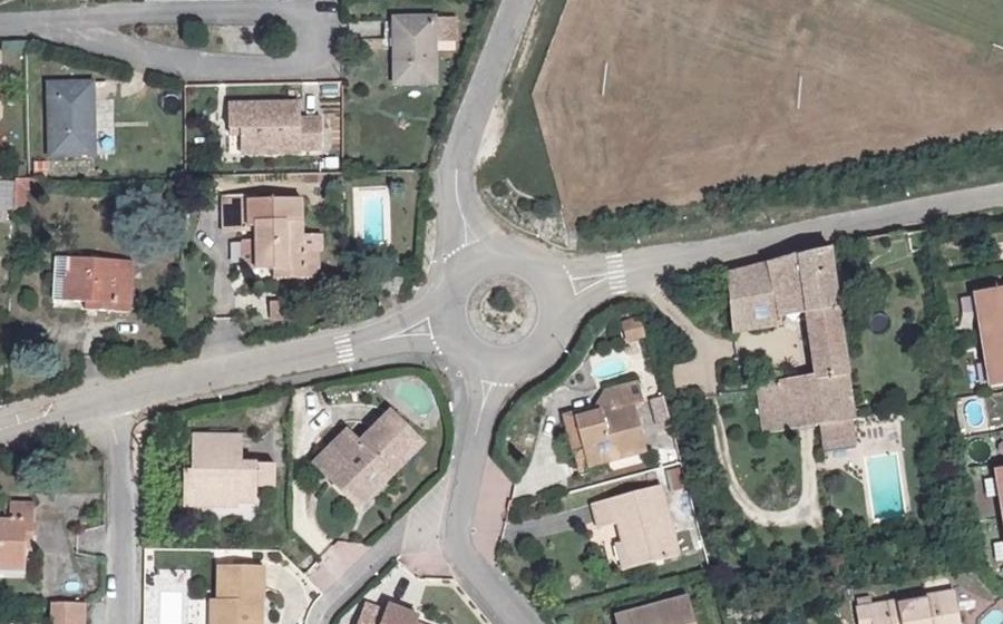 Vue aérienne du Rond-point anonyme n°135330304