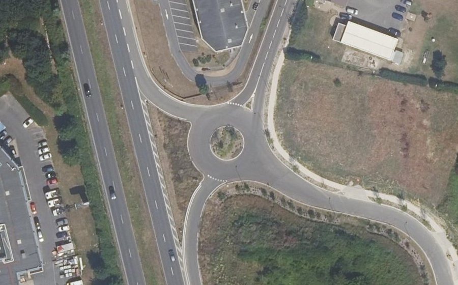 Vue aérienne du Rond-point anonyme n°1353383722