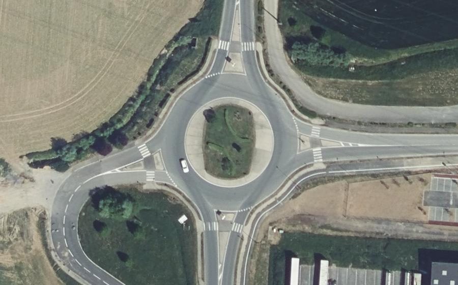 Vue aérienne du Rond-point anonyme n°135400471