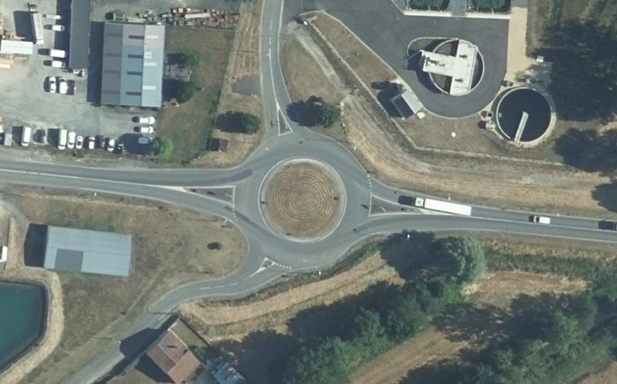 Vue aérienne du Rond-point anonyme n°135402099