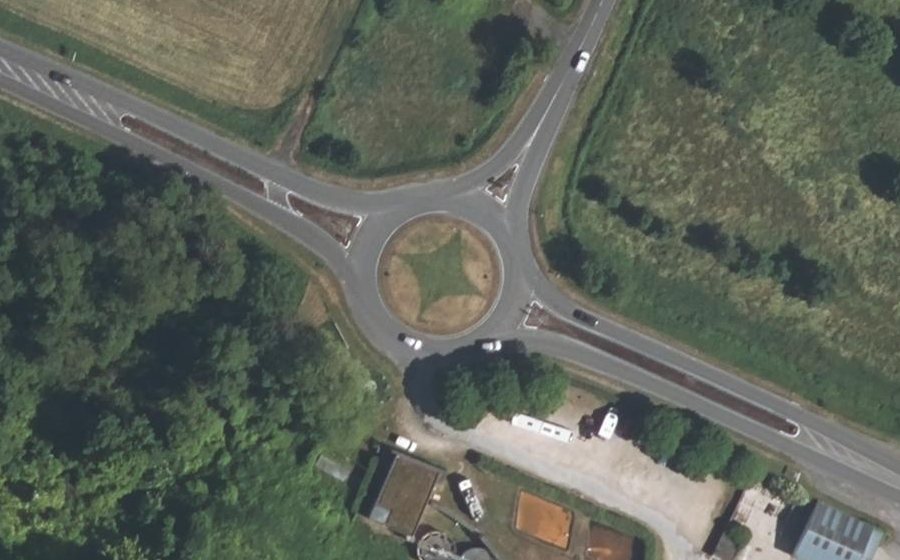 Vue aérienne du Rond-point anonyme n°135405651