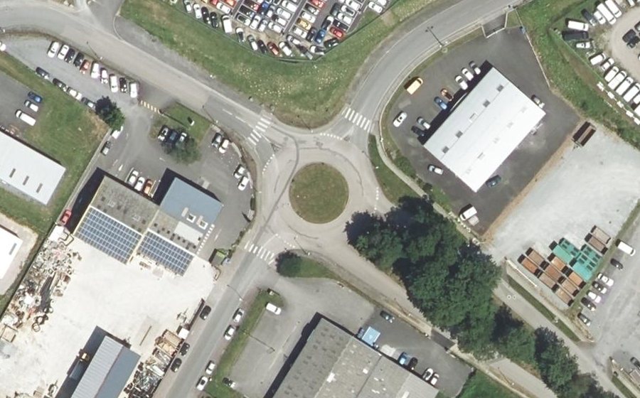 Vue aérienne du Rond-point anonyme n°135434782