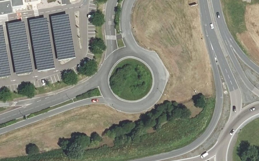 Vue aérienne du Rond-point anonyme n°135434783