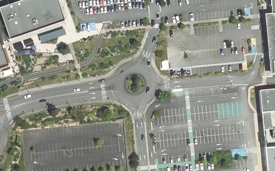 Vue aérienne du Rond-point anonyme n°135434785