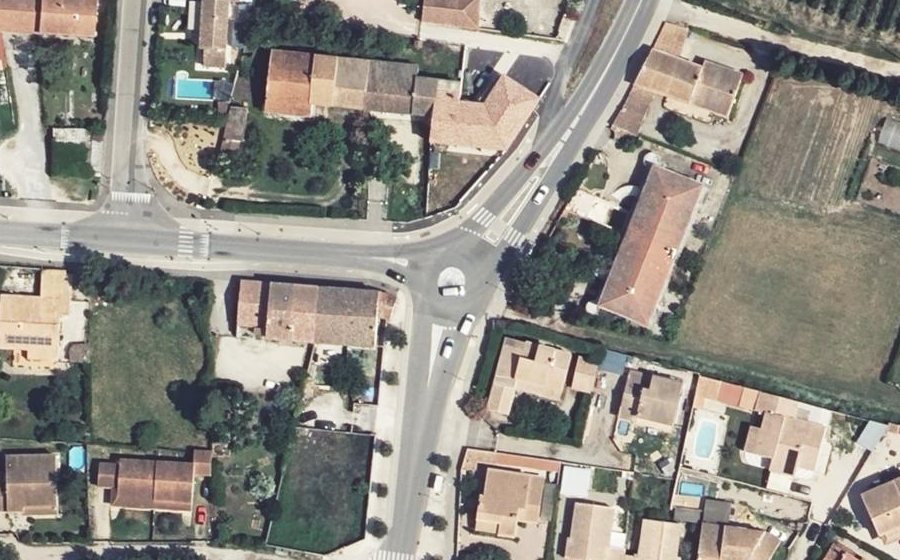 Vue aérienne du Rond-point anonyme n°135440126