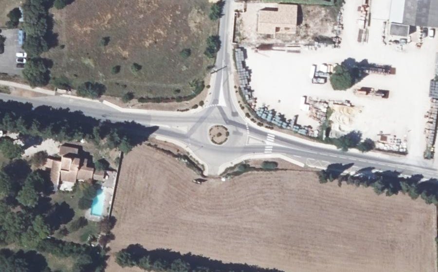 Vue aérienne du Rond-point anonyme n°135440152