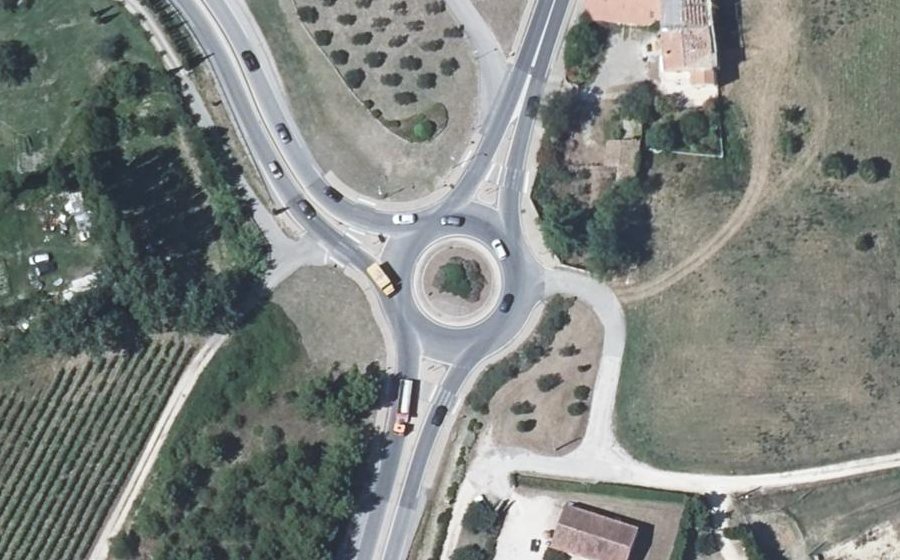 Vue aérienne du Rond-point anonyme n°135440156