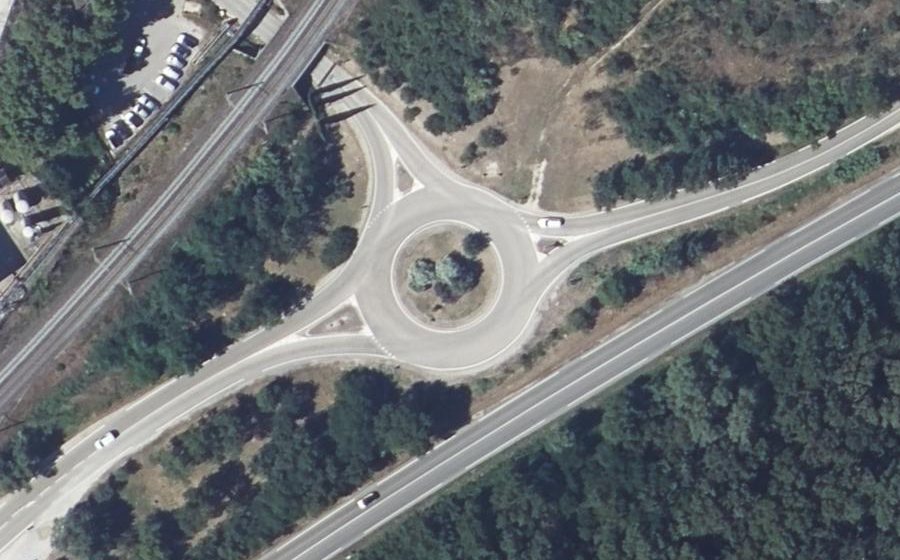 Vue aérienne du Rond-point anonyme n°135440157