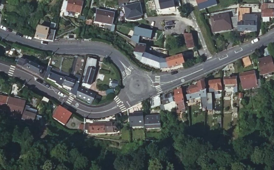 Vue aérienne du Rond-point anonyme n°135475792