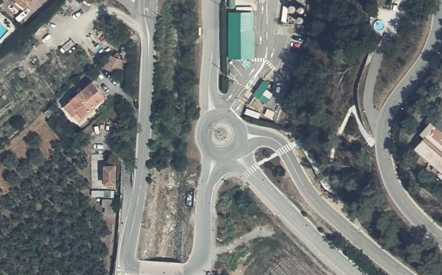 Vue aérienne du Rond-point anonyme n°135477636