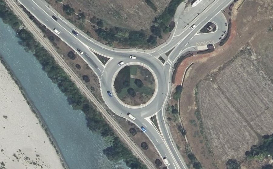 Vue aérienne du Rond-point anonyme n°135477638