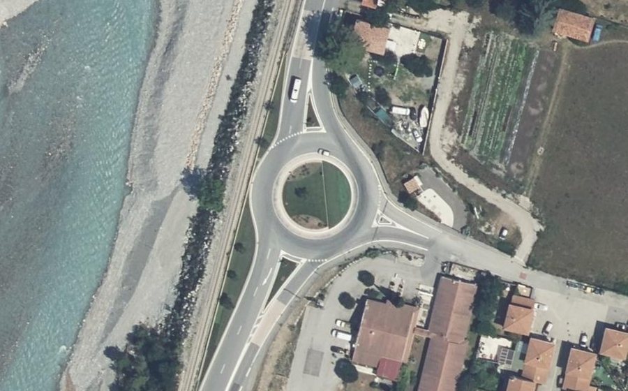 Vue aérienne du Rond-point anonyme n°135477641