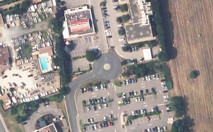 Vue aérienne du Rond-point anonyme n°135505476