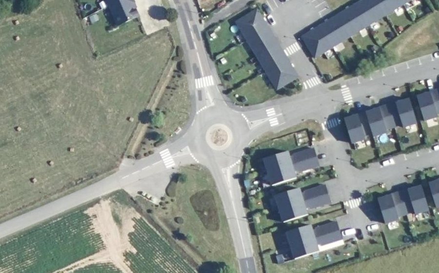 Vue aérienne du Rond-point anonyme n°135514496