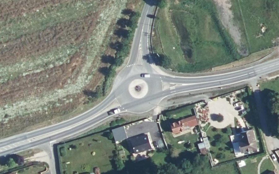 Vue aérienne du Rond-point anonyme n°135538179