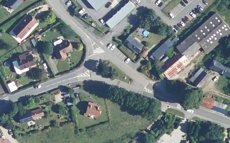 Vue aérienne du Rond-point anonyme n°135543899