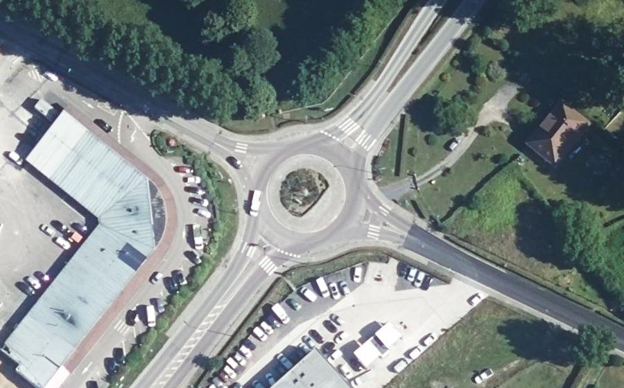 Vue aérienne du Rond-point anonyme n°135547413