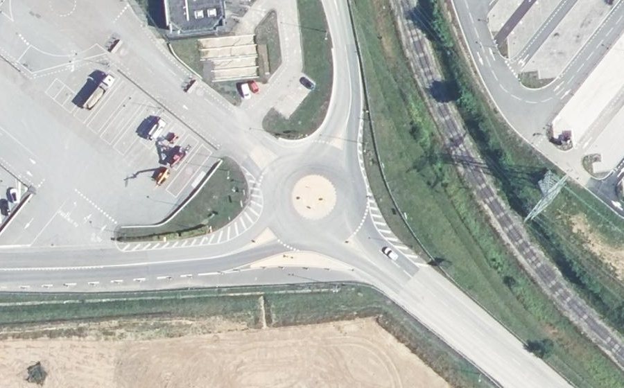 Vue aérienne du Rond-point anonyme n°135547960