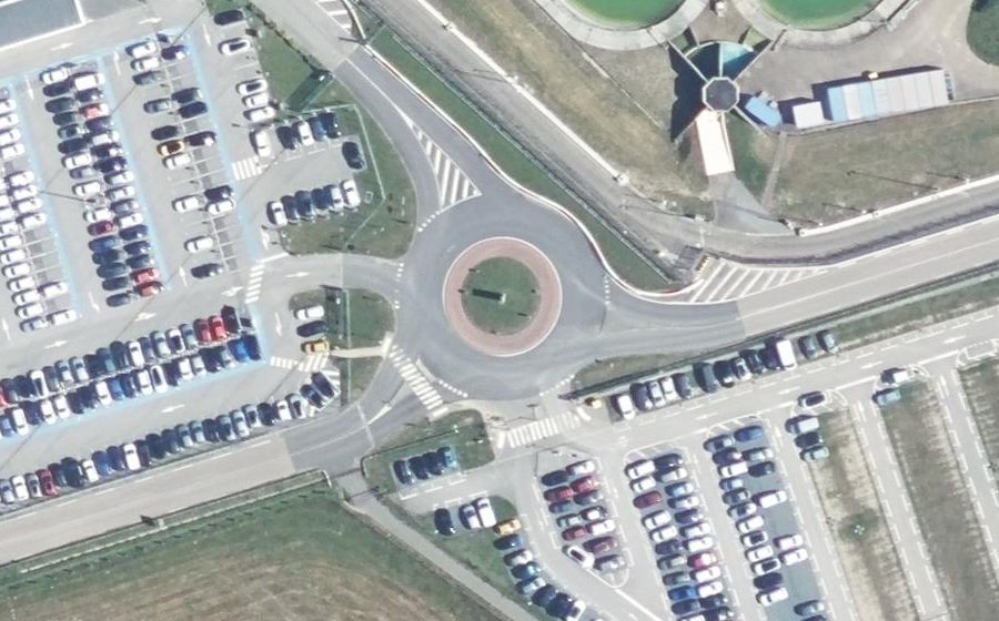 Vue aérienne du Rond-point anonyme n°135551354