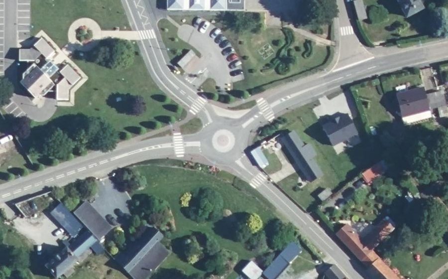 Vue aérienne du Rond-point anonyme n°135563333