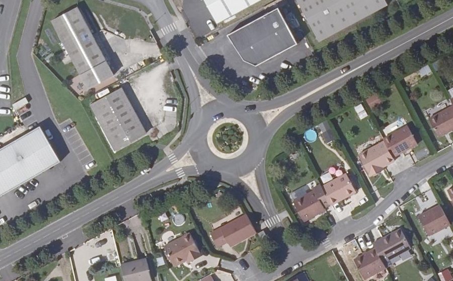 Vue aérienne du Rond-point anonyme n°135586686