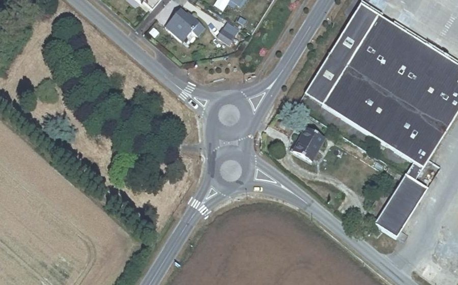 Vue aérienne du Rond-point anonyme n°135595486
