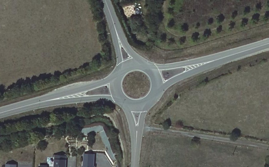 Vue aérienne du Rond-point anonyme n°135635518