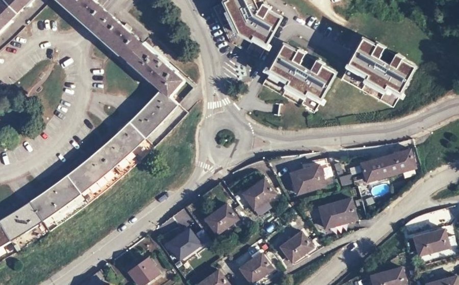 Vue aérienne du Rond-point anonyme n°135647173
