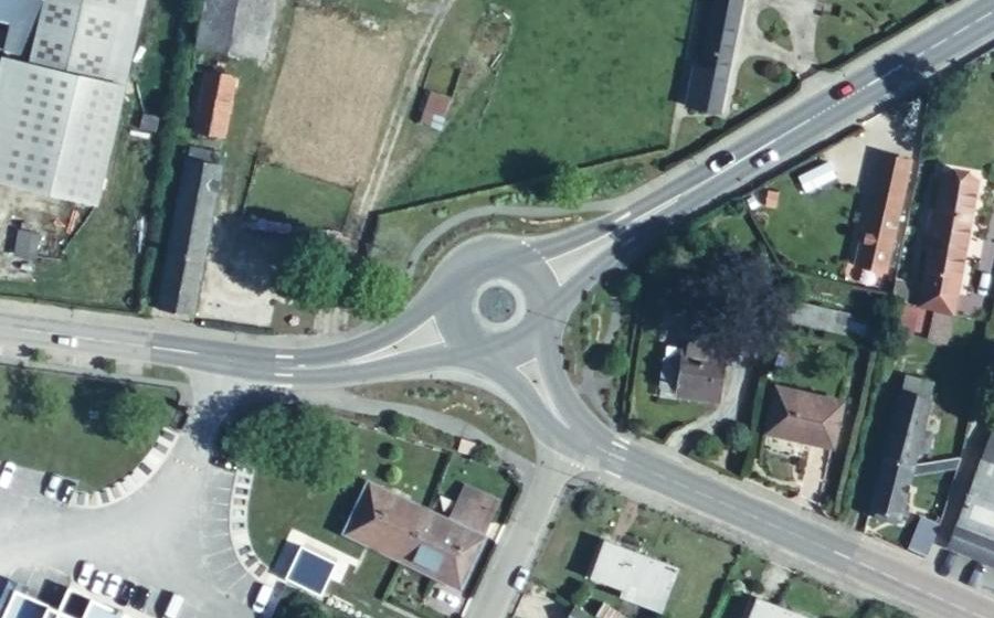 Vue aérienne du Rond-point anonyme n°135668302