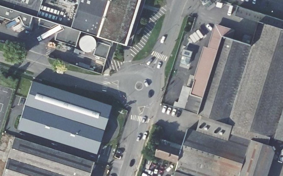 Vue aérienne du Rond-point anonyme n°135674879