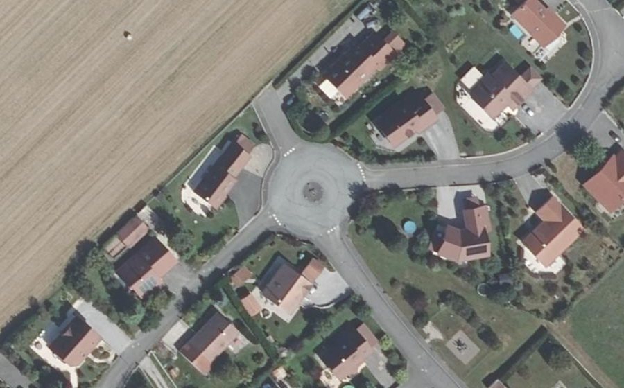 Vue aérienne du Rond-point anonyme n°135677814