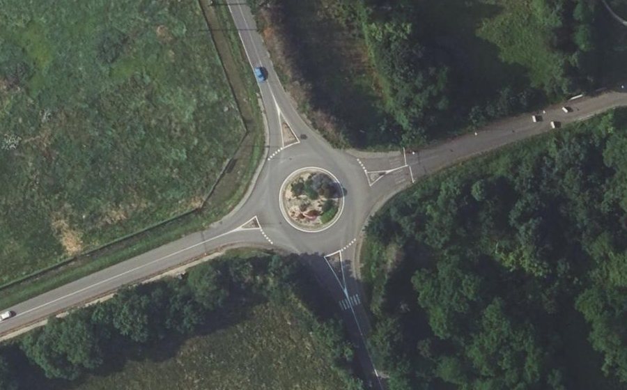 Vue aérienne du Rond-point anonyme n°135696427