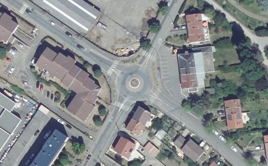 Vue aérienne du Rond-point anonyme n°135696512