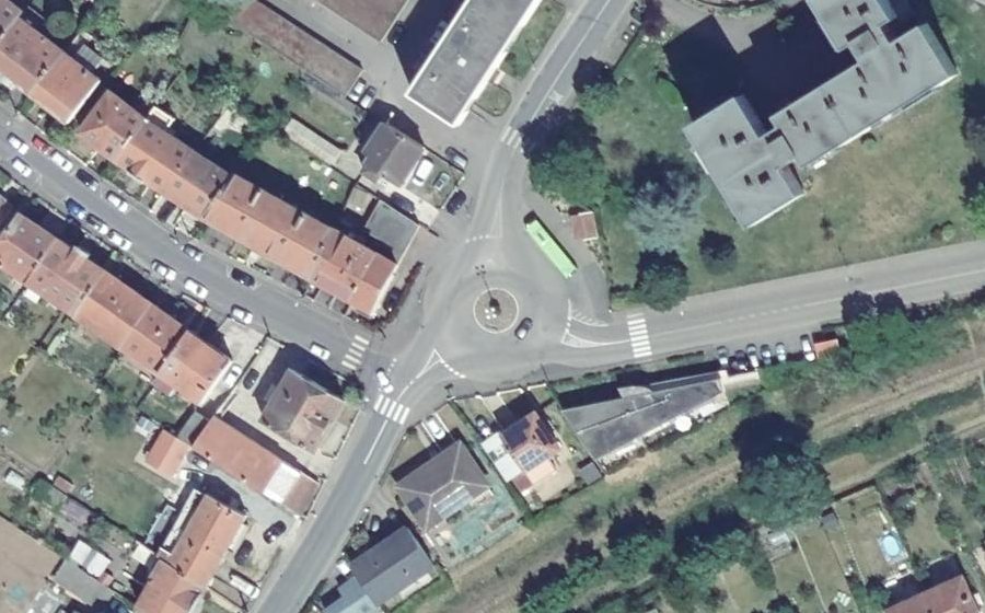 Vue aérienne du Rond-point anonyme n°135696521