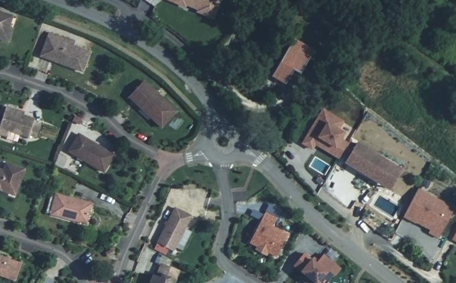 Vue aérienne du Rond-point anonyme n°135714361