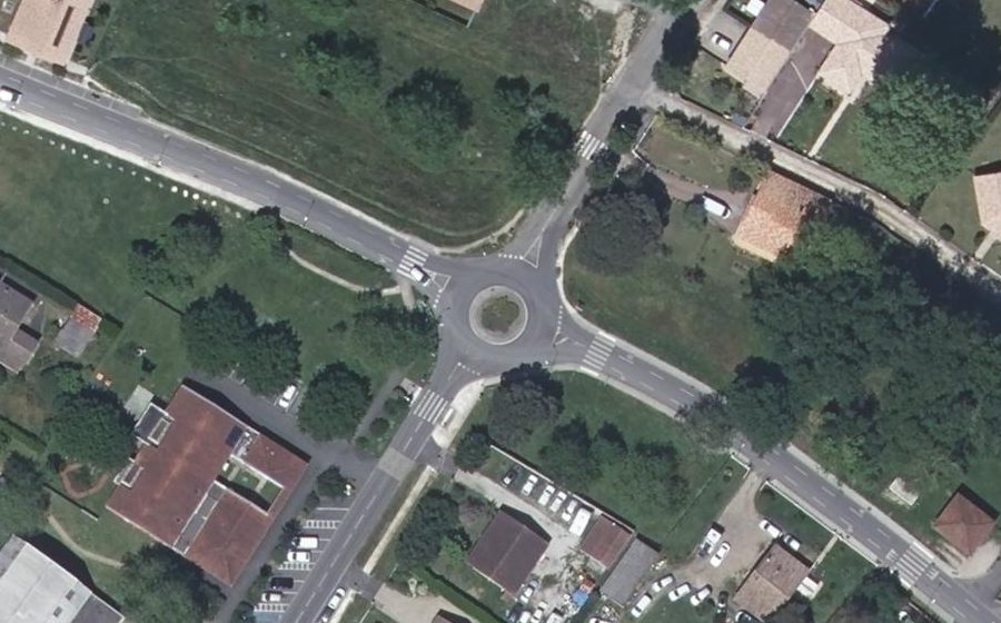 Vue aérienne du Rond-point anonyme n°135729328