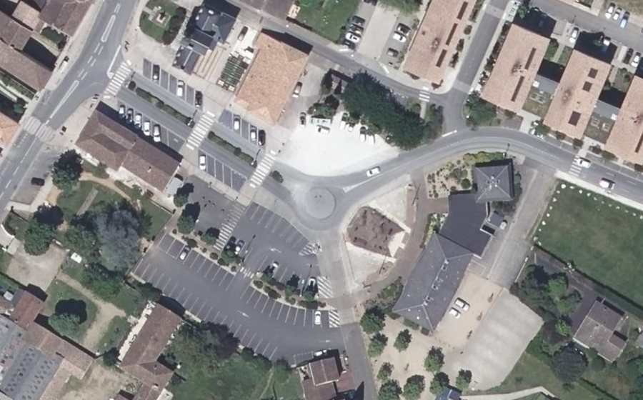 Vue aérienne du Rond-point anonyme n°135729340